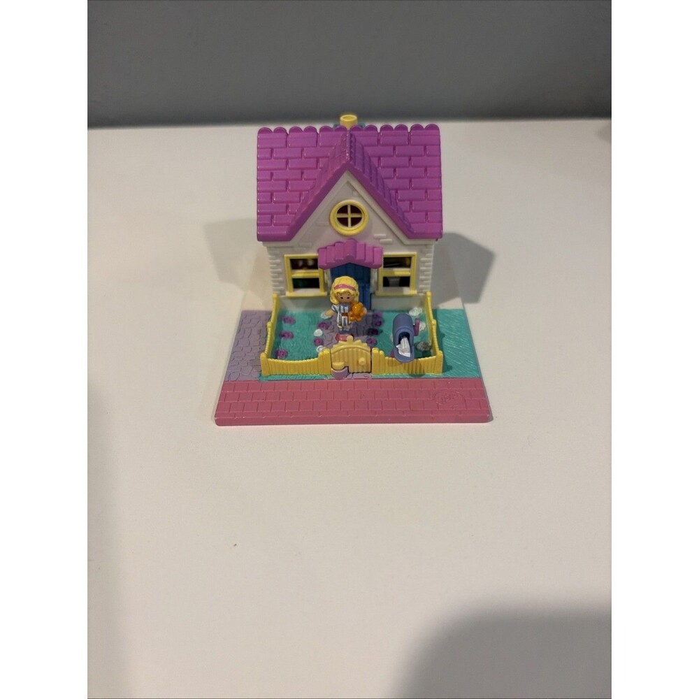 Polly Pocket Cozy Cottage Play set Only 1 Doll Included